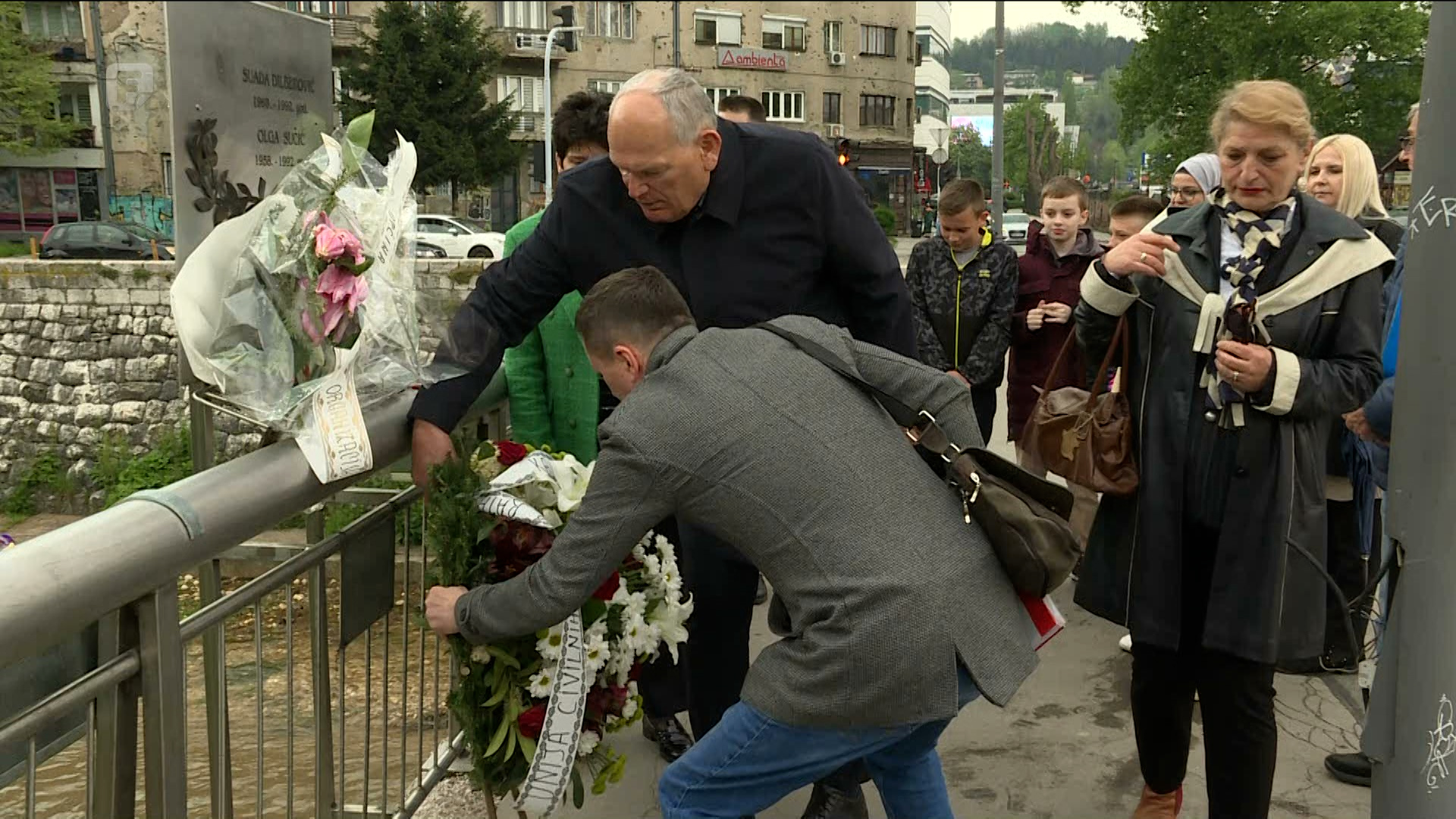 Unija civilnih žrtava rata KS-a položila cvijeće na Mostu Suade Dilberović i Olge Sučić